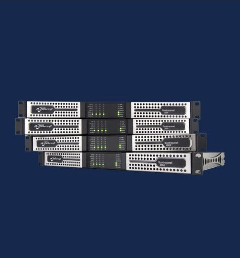 Cuatro amplificadores de potencia Powersoft Quattrocanali apilados, con paneles frontales plateados perforados, indicadores LED verdes encendidos y orejas de montaje para rack sobre un fondo azul oscuro.