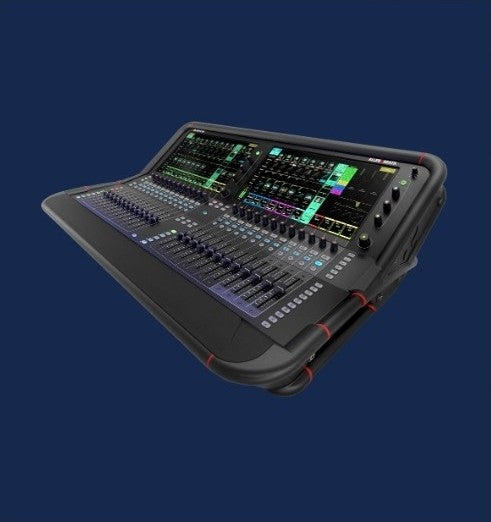 Consola de mezcla digital Allen & Heath dLive de perfil, con múltiples faders, perillas de control y dos pantallas táctiles integradas que muestran interfaces de audio coloridas sobre un chasis negro con detalles en rojo.