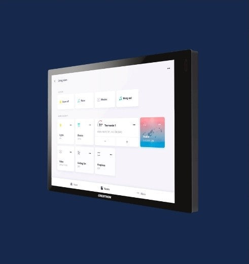 Pantalla táctil de control Crestron montada en pared, mostrando una interfaz de automatización para hogar inteligente con iconos para control de iluminación, clima, audio y persianas sobre un fondo azul oscuro.